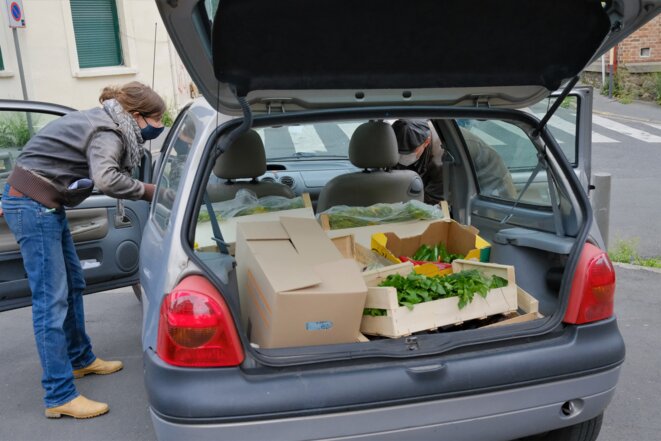 Laura charge sa voiture, avec l'aide des bénévoles des Marmoulins de Ménil'. © Antoine Peillon (Ishta) Laura charge sa voiture, avec l'aide des bénévoles des Marmoulins de Ménil'. © Antoine Peillon (Ishta)