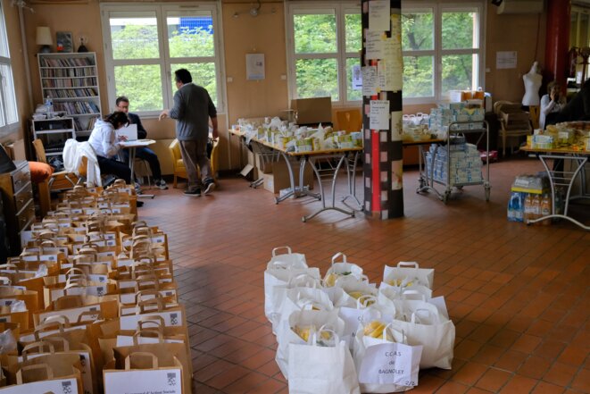 Le Centre communal d’action sociale (CCAS) de la ville de Bagnolet (93) et la Boutique de la solidarité ont ouvert, dès le 19 mars, une "boutique solidaire éphémère" pour aider les habitants les plus précaires à passer l’épreuve du confinement. Installée dans le Centre Paul-Coudert, qui abrite habituellement le service municipal d’animation pour seniors, le site fut aussitôt pris par la fièvre de l’urgence. © Antoine Peillon (Ishta) Le Centre communal d’action sociale (CCAS) de la ville de Bagnolet (93) et la Boutique de la solidarité ont ouvert, dès le 19 mars, une "boutique solidaire éphémère" pour aider les habitants les plus précaires à passer l’épreuve du confinement. Installée dans le Centre Paul-Coudert, qui abrite habituellement le service municipal d’animation pour seniors, le site fut aussitôt pris par la fièvre de l’urgence. © Antoine Peillon (Ishta)