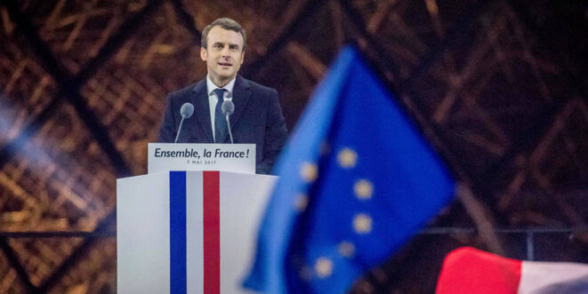 Emmanuel Macron devant la pyramide du Louvre, à Paris, le soir de sa victoire aux élections présidentielles du 7 mai 2017 Emmanuel Macron devant la pyramide du Louvre, à Paris, le soir de sa victoire aux élections présidentielles du 7 mai 2017