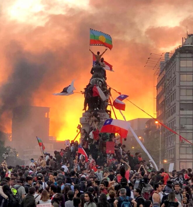 Des dizaines de milliers de manifestants à Santiago (Chili) Novembre 2019 Des dizaines de milliers de manifestants à Santiago (Chili) Novembre 2019