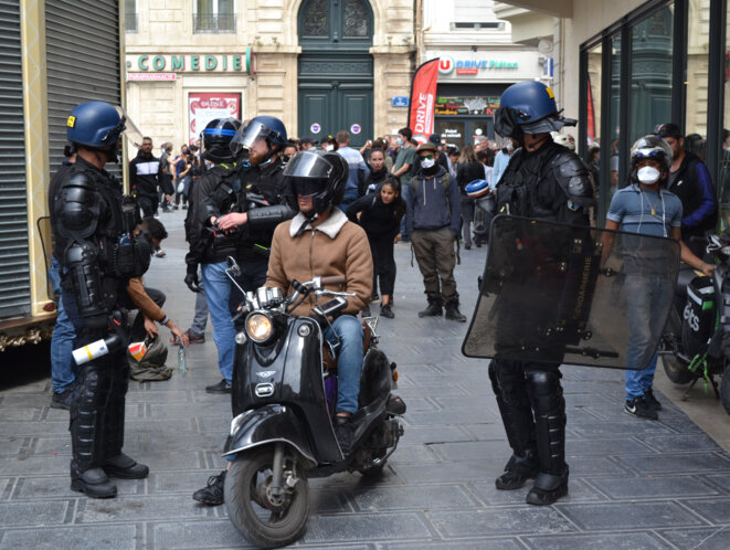Un cordon de gendarmes mobiles, au centre, un livreur indépendant, place de la Comédie. Montpellier, le 16/05/2020. © Samuel Clauzier Un cordon de gendarmes mobiles, au centre, un livreur indépendant, place de la Comédie. Montpellier, le 16/05/2020. © Samuel Clauzier