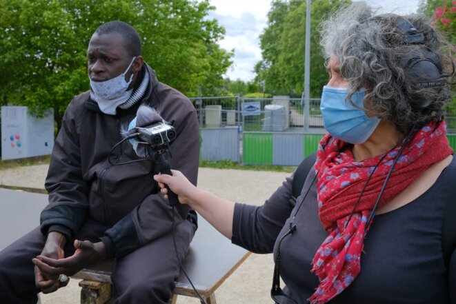 Farida Taher avec Alhassane Diallo, à La Noue (Bagnolet - 93), le samedi 2 mai 2020. © Antoine Peillon (Ishta) Farida Taher avec Alhassane Diallo, à La Noue (Bagnolet - 93), le samedi 2 mai 2020. © Antoine Peillon (Ishta)