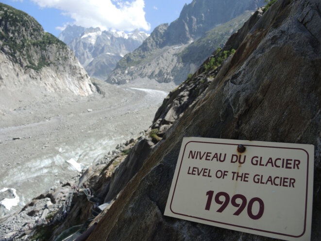 La mer de glace (Chamonix) depuis le sentier des refuges, à l’arrière plan les Grandes Jorasses La mer de glace (Chamonix) depuis le sentier des refuges, à l’arrière plan les Grandes Jorasses