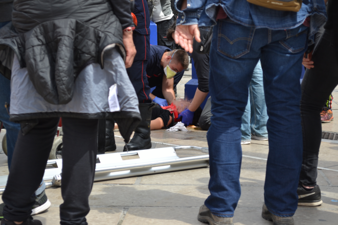 Une femme blessée (visage flouté) par les forces de l'ordre, prise en charge par les pompiers. Montpellier, le 16/05/2020. © Samuel Clauzier Une femme blessée (visage flouté) par les forces de l'ordre, prise en charge par les pompiers. Montpellier, le 16/05/2020. © Samuel Clauzier