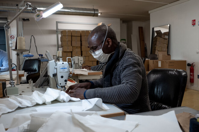 Fabrication de masques à la Fabrique de la Goutte-d'Or, à Paris, dans le XVIIIe arrondissement. (Juliette Avice/Hans Lucas via AFP)