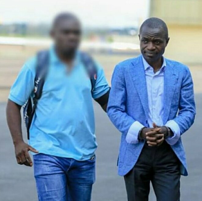Alexis Ndouna, menottes aux poignets, lors de son extradition en décembre 2019, le début de la fin Alexis Ndouna, menottes aux poignets, lors de son extradition en décembre 2019, le début de la fin