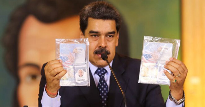 Maduro exhibe les passeports de deux mercenaires états-uniens… © inconnu Maduro exhibe les passeports de deux mercenaires états-uniens… © inconnu