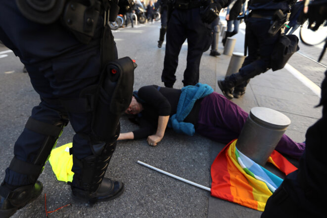 La militante Geneviève Legay, à terre après avoir été bousculée par un policier, le 23 mars 2019, à Nice. © Valery HACHE/AFP