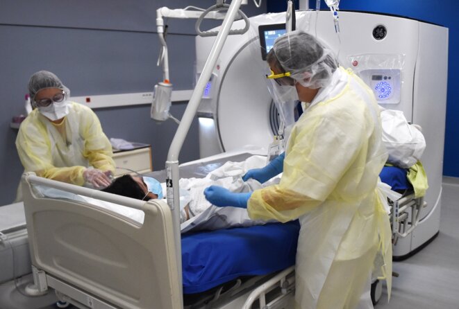 A l’hôpital Jean-Bernard de Valenciennes (Nord), un patient Covid-19 en radiologie. © AFP