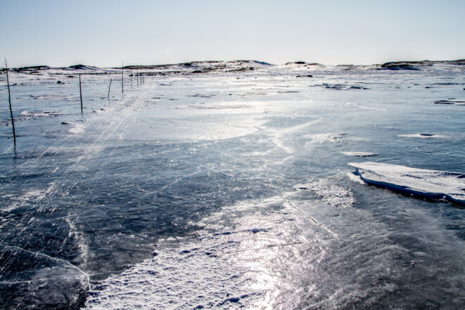 Je marche sur des lacs gelés, lézardés, et dépouillés de neige. Je marche sur des lacs gelés, lézardés, et dépouillés de neige.