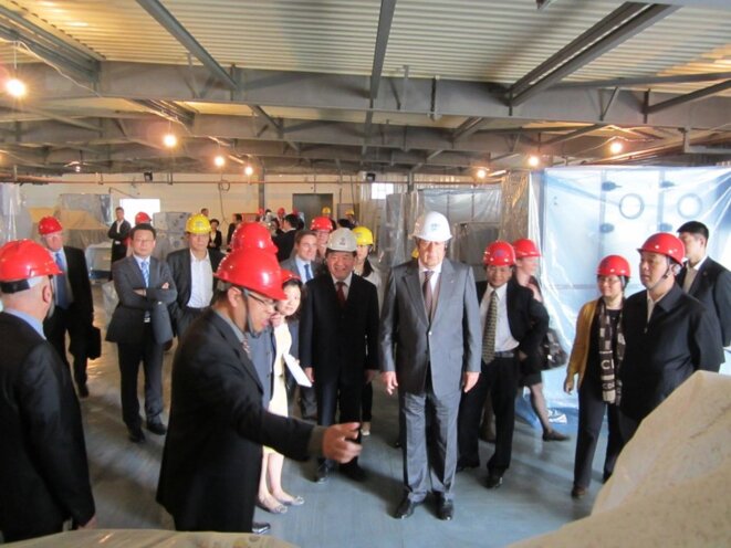 Alain Mérieux lors d'un visite du chantier du laboratoire P4 de Wuhan. © DR