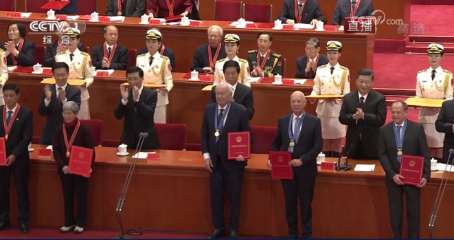 Alain Mérieux au centre lors de la remise du prestigieux prix « Reform Friendship Award », en 2018. © DR