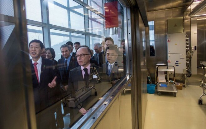 Bernard Cazeneuve lors de l'inauguration du laboratoire de Wuhan, le 23 février 2017. © AFP/Johannes Eisele