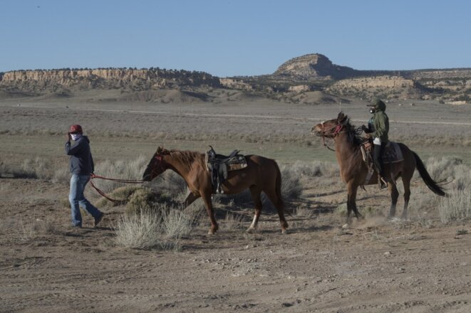 Des Navajos arrivent à un point de distribution d'eau et d'aliments le 20 mai 2020, à Casamero Lake, Nouveau-Mexique. © Mark Ralston/AFP Des Navajos arrivent à un point de distribution d'eau et d'aliments le 20 mai 2020, à Casamero Lake, Nouveau-Mexique. © Mark Ralston/AFP