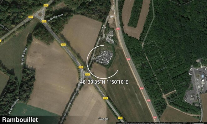 "Aire d’accueil de Rambouillet, alors pour ceux qui connaissent la ville est synonyme de châteaux, de grands espaces, de forêts, mais pas pour les « gens du voyage » qui eux doivent vivre en bordure de nationale, dans une zone isolée dont la plus proche voisine est la déchèterie." © William Acker "Aire d’accueil de Rambouillet, alors pour ceux qui connaissent la ville est synonyme de châteaux, de grands espaces, de forêts, mais pas pour les « gens du voyage » qui eux doivent vivre en bordure de nationale, dans une zone isolée dont la plus proche voisine est la déchèterie." © William Acker