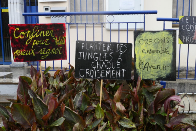 Devant la sous-préfecture de Bagnères-de-Bigorre 2 © collectif Devant la sous-préfecture de Bagnères-de-Bigorre 2 © collectif