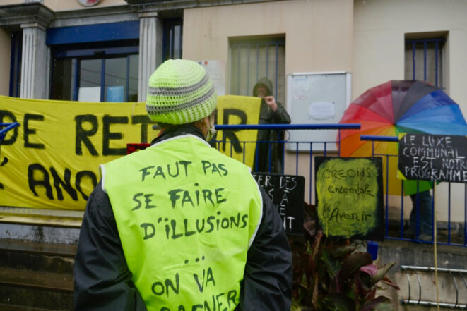 Devant la sous-préfecture de Bagnères-de-Bigorre 3 © collectif Devant la sous-préfecture de Bagnères-de-Bigorre 3 © collectif