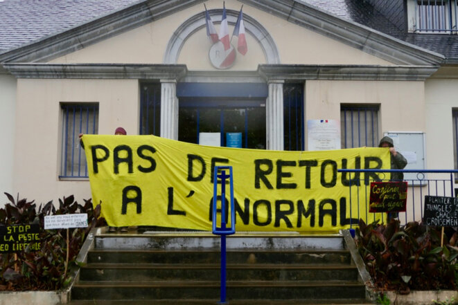 Devant la sous-préfecture de Bagnères-de-Bigorre 1 © collectif Devant la sous-préfecture de Bagnères-de-Bigorre 1 © collectif