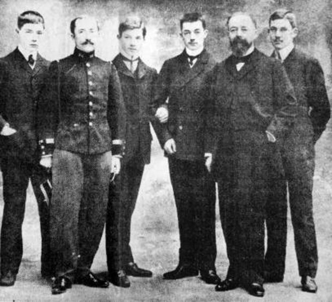 Paul Doumer, au début des années 1900, avec ses cinq fils. Seul l'ainé, Fernand (deuxième à gauche, en tenue militaire), ne devait pas "mourir pour la France", selon l'expression consacrée. Paul Doumer avait également trois filles, ici invisibles, comme il se devait peut-être à l'époque... Paul Doumer, au début des années 1900, avec ses cinq fils. Seul l'ainé, Fernand (deuxième à gauche, en tenue militaire), ne devait pas "mourir pour la France", selon l'expression consacrée. Paul Doumer avait également trois filles, ici invisibles, comme il se devait peut-être à l'époque...