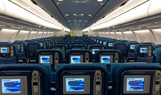 C'est le soir. Tout est tranquille dans l'avion. Pourtant je me sens observé. C'est le soir. Tout est tranquille dans l'avion. Pourtant je me sens observé.