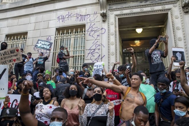 29 mai 2020, à Washington DC, États-Unis. Manifestation contre le meurtre de George Floyd par la police, devant l’immeuble de la banque Freedman. © Tasos Katopodis/Getty Images/AFP 29 mai 2020, à Washington DC, États-Unis. Manifestation contre le meurtre de George Floyd par la police, devant l’immeuble de la banque Freedman. © Tasos Katopodis/Getty Images/AFP