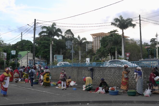 Mamoudzou, Vente sur le trottoir, 2019 © daniel gros Mamoudzou, Vente sur le trottoir, 2019 © daniel gros