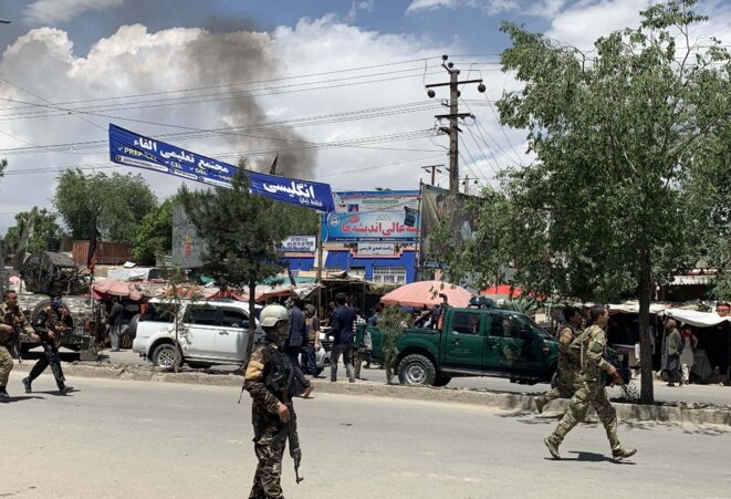 Des forces de sécurité afghanes près de la maternité Dasht-e Barchi le 12 mai 2020. © Haroon Sabawoon/Anadolu Agency/AFP Des forces de sécurité afghanes près de la maternité Dasht-e Barchi le 12 mai 2020. © Haroon Sabawoon/Anadolu Agency/AFP