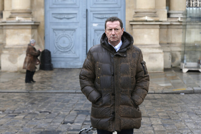 Pierre Botton pose en 2013 devant le ministère de la justice, place Vendôme. © AFP Pierre Botton pose en 2013 devant le ministère de la justice, place Vendôme. © AFP