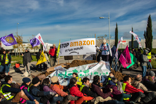 Des militants bloquent l’entrepôt d’Amazon de Montélimar, le 30 novembre 2019. © Justin Carrette Des militants bloquent l’entrepôt d’Amazon de Montélimar, le 30 novembre 2019. © Justin Carrette