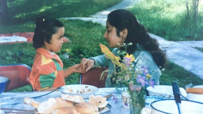 Ma mère et moi lorsque j'étais petite. Ma mère et moi lorsque j'étais petite.