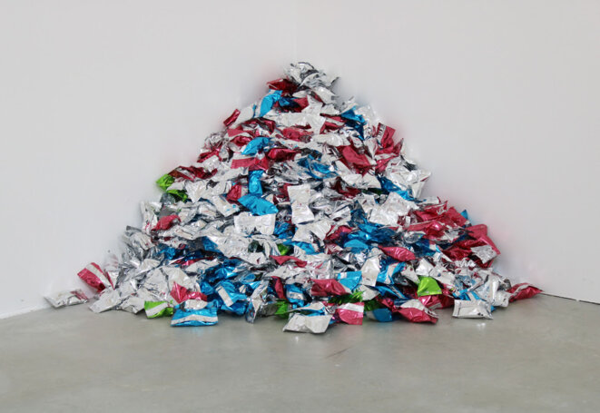Félix González-Torres, Untitled (Fortune Cookie Corner), 1990 - Vue de l’exposition «New York: The Eighties; Part Two» © Consortium Museum, Dijon Félix González-Torres, Untitled (Fortune Cookie Corner), 1990 - Vue de l’exposition «New York: The Eighties; Part Two» © Consortium Museum, Dijon