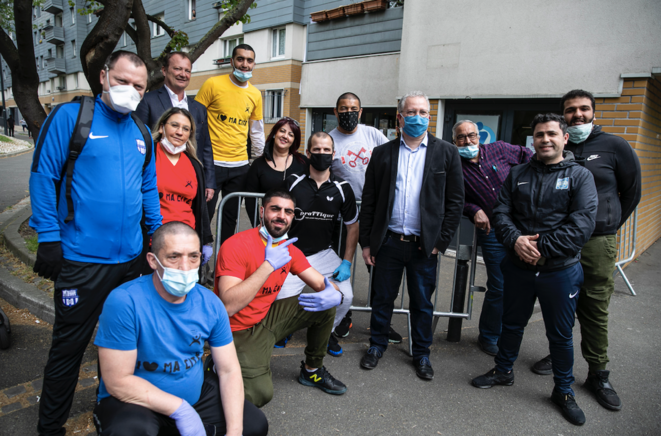Le maire de Saint-Denis (en veste noire) lors d'une distribution alimentaire. © Hans Lucas via AFP Le maire de Saint-Denis (en veste noire) lors d'une distribution alimentaire. © Hans Lucas via AFP