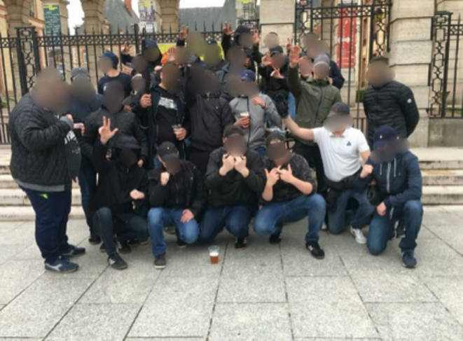Les Zouaves Paris et les Mes Os en avril 2018. Certains effectuent des saluts nazis, d’autres des saluts à trois doigts ou des « saluts kühnen ». Les Zouaves Paris et les Mes Os en avril 2018. Certains effectuent des saluts nazis, d’autres des saluts à trois doigts ou des « saluts kühnen ».