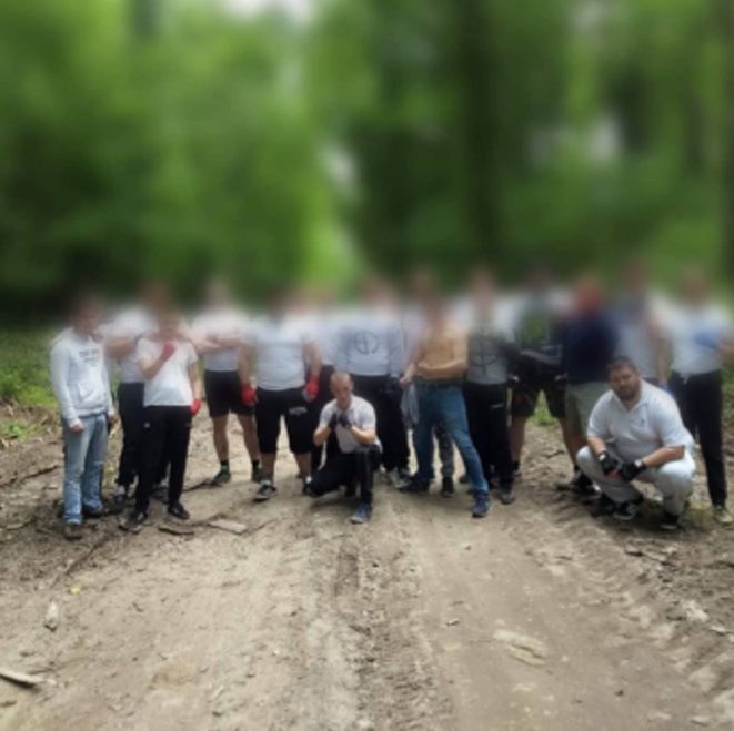 Les Mes Os et au moins trois membres des Zouaves avant un free fight. À noter la croix gammée ainsi que la croix celtique visibles sur les T-shirts de deux participants.