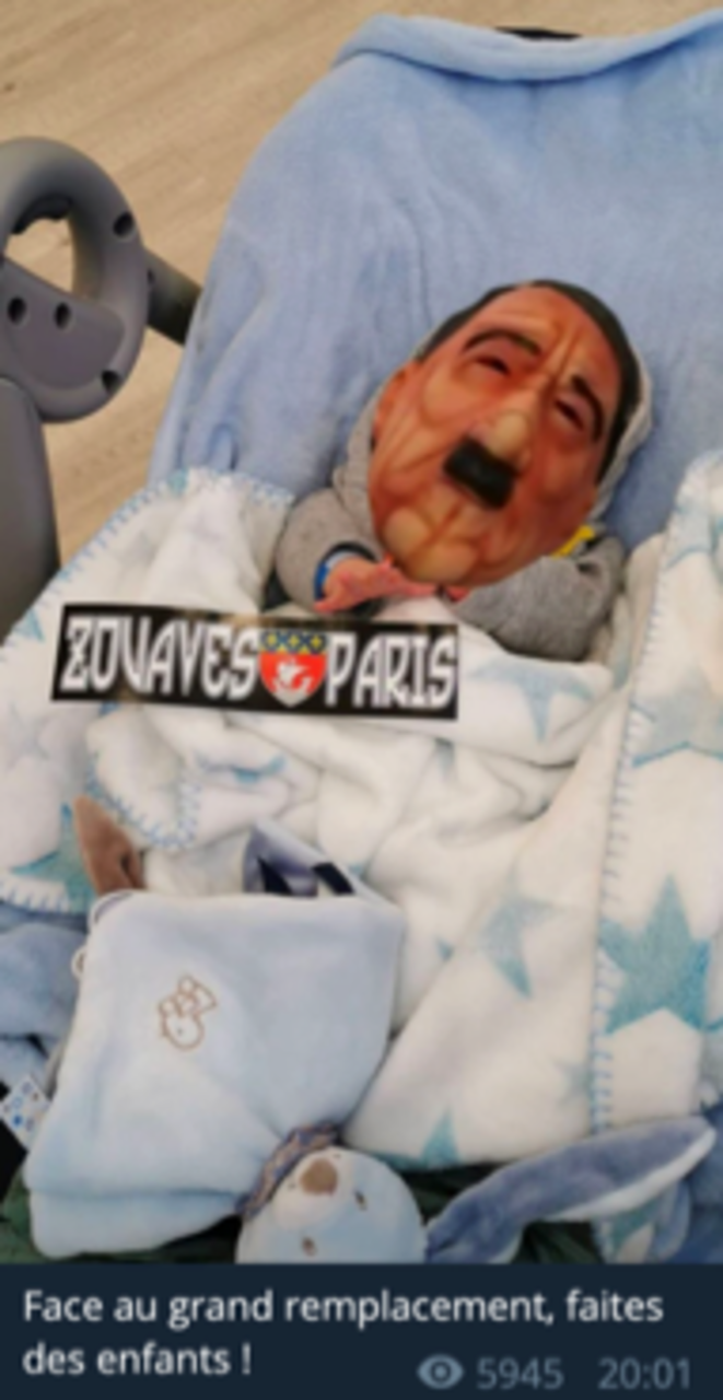 Le bébé affublé d’un masque de Hitler, avec un sticker des Zouaves Paris. Le bébé affublé d’un masque de Hitler, avec un sticker des Zouaves Paris.