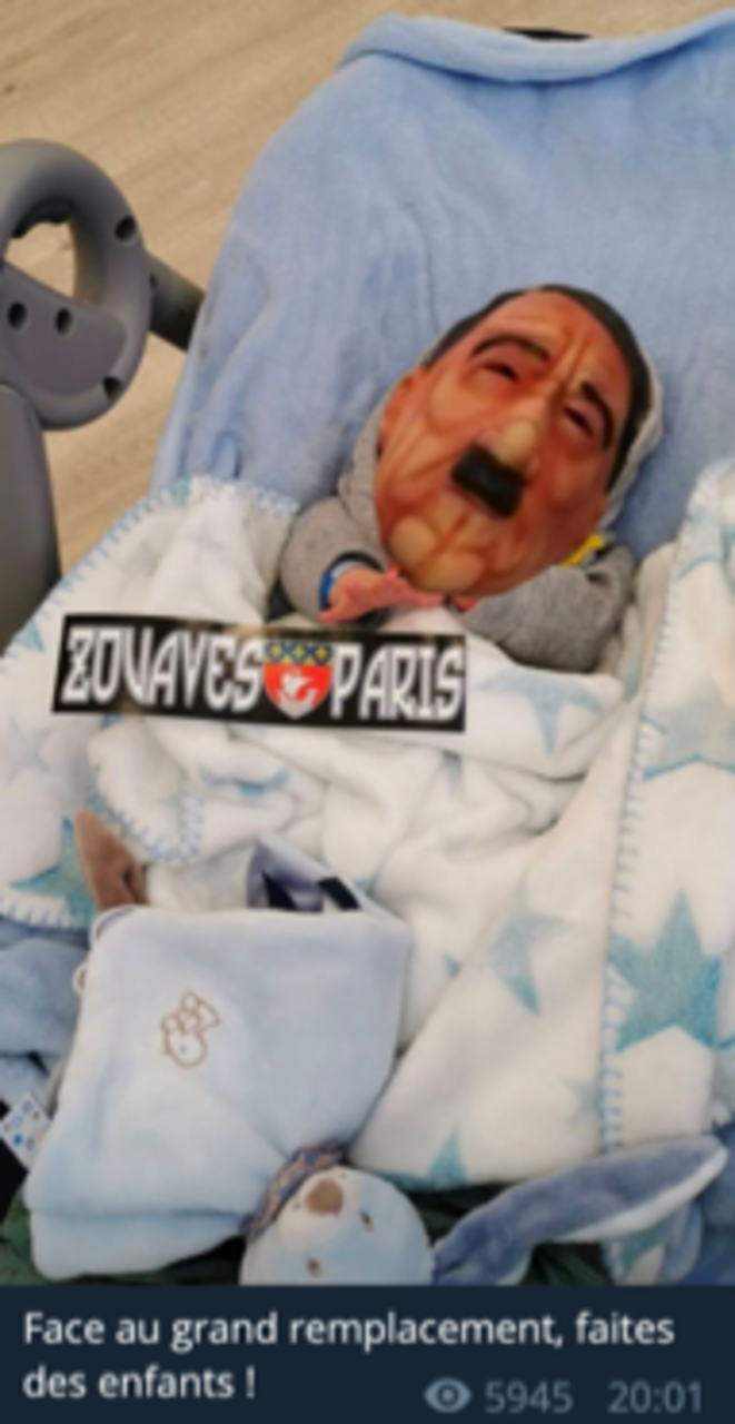 Le Bébé Affublé D’un Masque De Hitler, Avec Un Sticker Des Zouaves Paris.