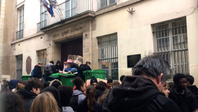 Blocus d’un lycée parisien en Janvier 2020 en réaction aux violences policières Blocus d’un lycée parisien en Janvier 2020 en réaction aux violences policières