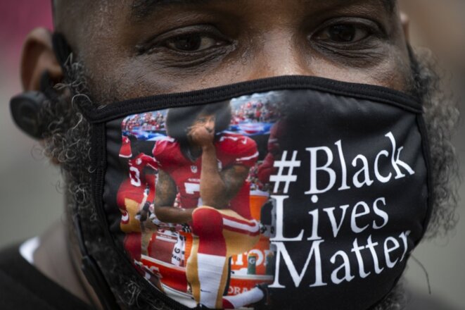 Un Manifestant Portant Un Masque Avec Une Photo De Colin Kaepernick À Washington Le 6 Juin 2020. © Roberto Schmidt/Afp