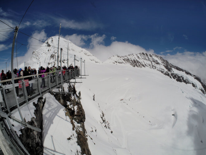 L'Observatoire de la Jungfrau en Suisse. Le parfait exemple d'un dispositif qui valorise le lieu en tant que marchandise (offre pour la demande de voir une nature sauvage et préservée), mais qui lui porte préjudice écologiquement. © Yeh Yeh (https://www.flickr.com/photos/tom6740/31356242674/in/photostream/) L'Observatoire de la Jungfrau en Suisse. Le parfait exemple d'un dispositif qui valorise le lieu en tant que marchandise (offre pour la demande de voir une nature sauvage et préservée), mais qui lui porte préjudice écologiquement. © Yeh Yeh (https://www.flickr.com/photos/tom6740/31356242674/in/photostream/)