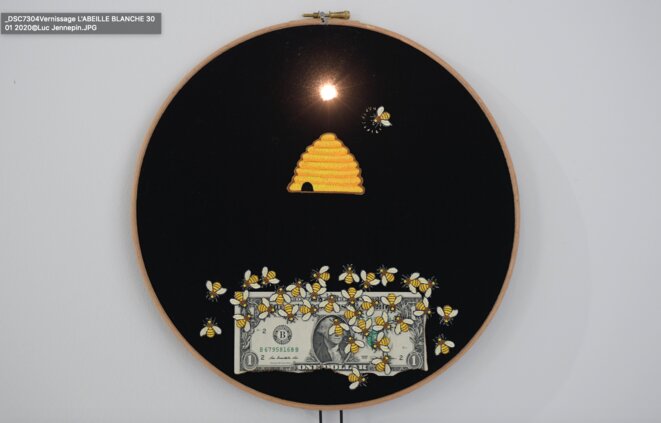 Art Orienté Objet, Monsanto (Les tambours apotropaïques ou la machine à retarder la fin d’un monde), 1994-2019, matériaux mixtes, tambours de bois, tissu, broderie, dispositif lumineux, Ø 30 cm Art Orienté Objet, Monsanto (Les tambours apotropaïques ou la machine à retarder la fin d’un monde), 1994-2019, matériaux mixtes, tambours de bois, tissu, broderie, dispositif lumineux, Ø 30 cm