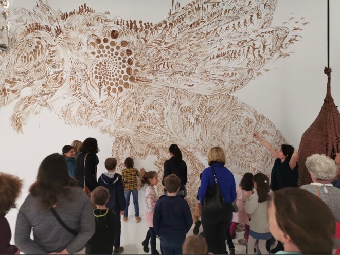 Charley Case, L’abeille Blanche, dessin mural à la propolis, 6 m x 4,5 m, et Ruche de cuir, 2015, 80 cm x 24 x 67 cm Charley Case, L’abeille Blanche, dessin mural à la propolis, 6 m x 4,5 m, et Ruche de cuir, 2015, 80 cm x 24 x 67 cm