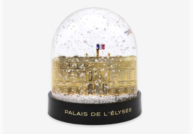 Boule à neige, souvenir de l’Élysée © RF Boule à neige, souvenir de l’Élysée © RF