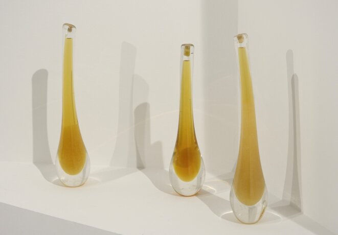 Erik Samakh, édition avec vase de cristal et miel de ses ruches Erik Samakh, édition avec vase de cristal et miel de ses ruches