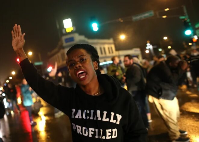 Une manifestation dénonce les violences policières contre les noirs le 23 novembre 2014 à Saint-Louis, Missouri • Justin Sullivan Une manifestation dénonce les violences policières contre les noirs le 23 novembre 2014 à Saint-Louis, Missouri • Justin Sullivan