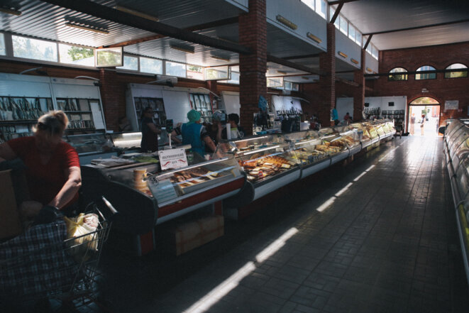 Sur Le Marché Aux Poissons D'Astrakhan, Qui Est Resté Ouvert Pendant La Crise, Les Clients Se Font Toujours Très, Très Rares. © Jc