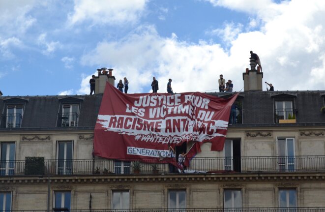 Les habitants du dernier étage déchire la banderole des militants d'extrême droite. Place de la République, Paris, 13 juin 2020. © Samuel Clauzier Les habitants du dernier étage déchire la banderole des militants d'extrême droite. Place de la République, Paris, 13 juin 2020. © Samuel Clauzier