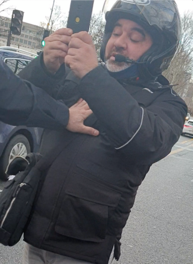 Cédric Chouviat is pushed by one of the police officers during the roadside check in Paris on January 3rd 2020. © Document Mediapart Cédric Chouviat is pushed by one of the police officers during the roadside check in Paris on January 3rd 2020. © Document Mediapart
