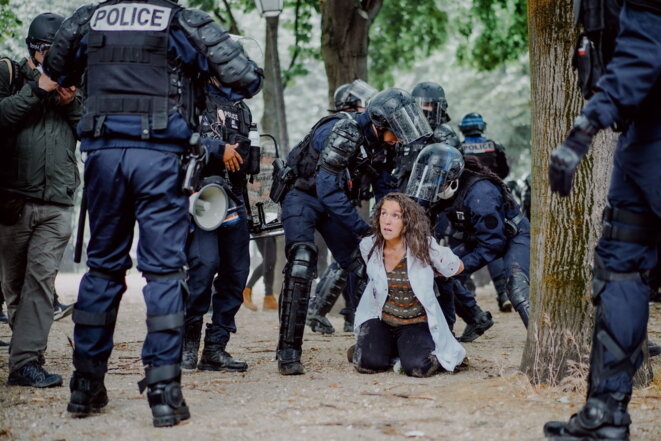 Difficile interpellation d’une dangereuse forcenée lors de la manifestation parisienne du 16 juin 2020. Heureusement, les gardiens de la paix étaient nombreux et bien équipés. © Antoine Guibert Difficile interpellation d’une dangereuse forcenée lors de la manifestation parisienne du 16 juin 2020. Heureusement, les gardiens de la paix étaient nombreux et bien équipés. © Antoine Guibert