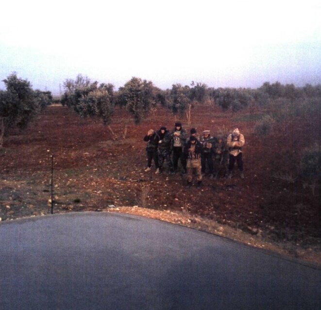 Prière dans un champ d’oliviers d'un groupe de djihadistes au lendemain d'un carnage en Syrie. Troisième en partant de la droite, Abdelhamid Abaaoud. Devant le groupe, la DGSI identifie Tyler Vilus. © DR Prière dans un champ d’oliviers d'un groupe de djihadistes au lendemain d'un carnage en Syrie. Troisième en partant de la droite, Abdelhamid Abaaoud. Devant le groupe, la DGSI identifie Tyler Vilus. © DR