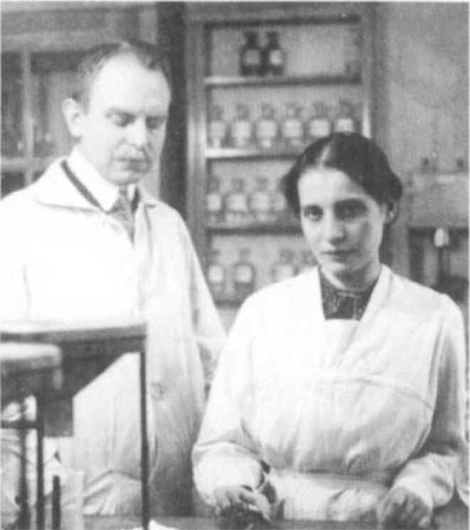 Otto Hahn et Lise Meitner en 1912. Il aura le Nobel, elle non, pour la même découverte. Otto Hahn et Lise Meitner en 1912. Il aura le Nobel, elle non, pour la même découverte.